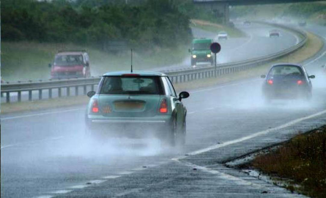 ATENȚIE ȘOFERI! Ploaie TORENȚIALĂ pe Autostrada A2. Risc de ACVAPLANARE