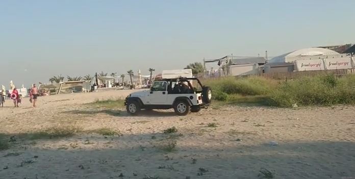 VIDEO: Nuntă de vis urât pe plaja din Mamaia. Mirele, călare pe un Jeep alb
