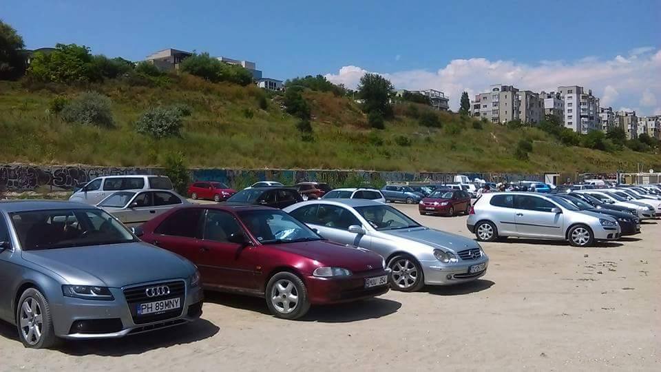 Plajă plină cu…mașini