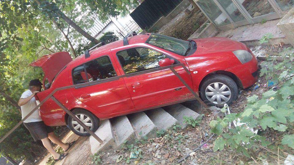 TULCEA: Cu mașina „parcată“…pe scări