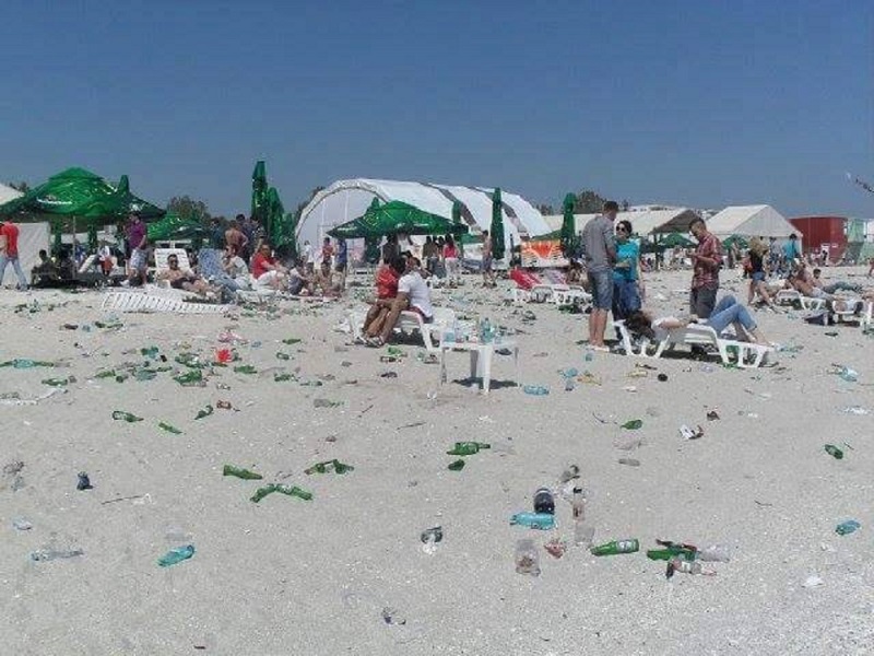 MAMAIA: Plaje-tomberon, în zonele ”de fițe”