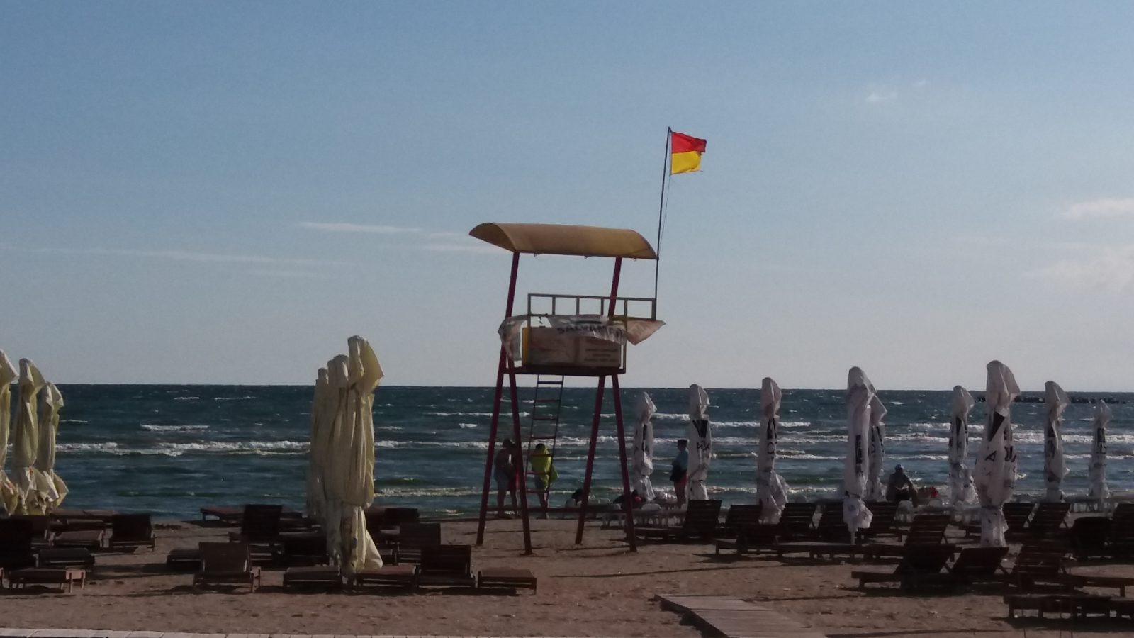 Vântul agită marea! Salvamarii recomandă ATENȚIE la scăldat!
