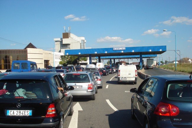 Trafic infernal la punctele de trecere a frontierei din vestul țării