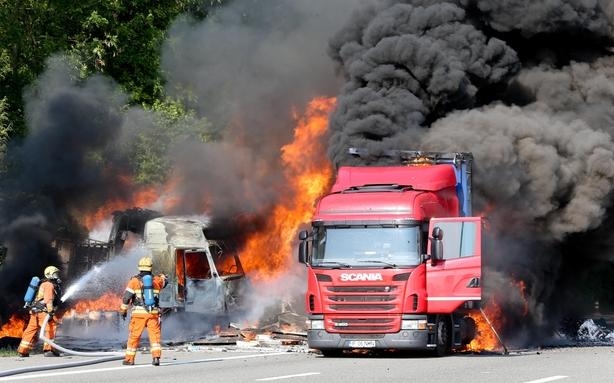 ARDE un TIR pe Autostrada Soarelui