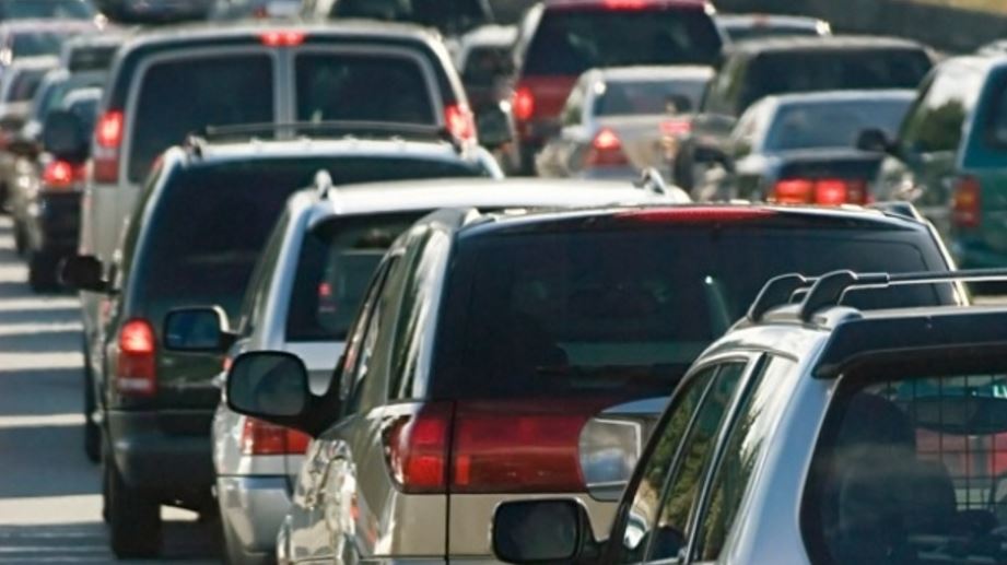 Turiștii părăsesc marea cu viteza melcului