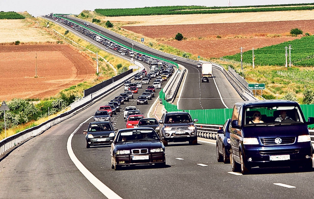 (UPDATE) AUTOSTRADA SOARELUI: Un accident în lanţ blochează drumul turiştilor spre mare
