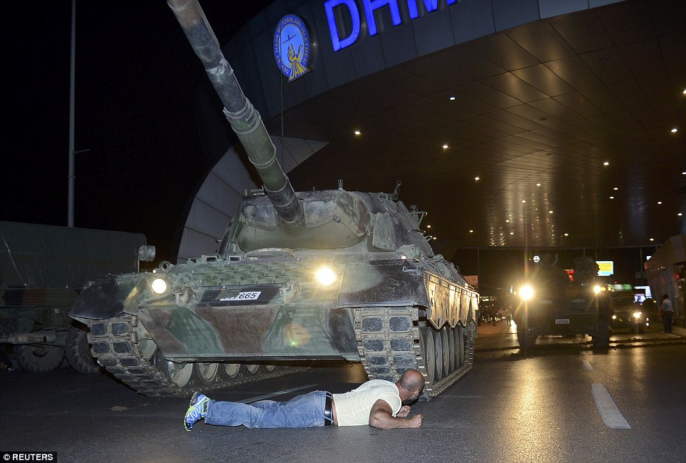 242 de cetățeni români, REPATRIAȚI după criza politico-militară din Turcia