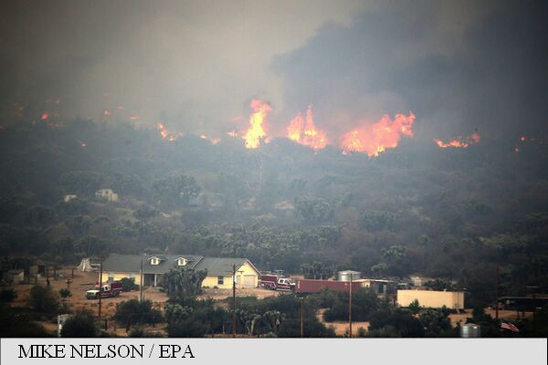 VIDEO – Stare de urgență în CALIFORNIA. Un incendiu de vegetație se extinde cu repeziciune