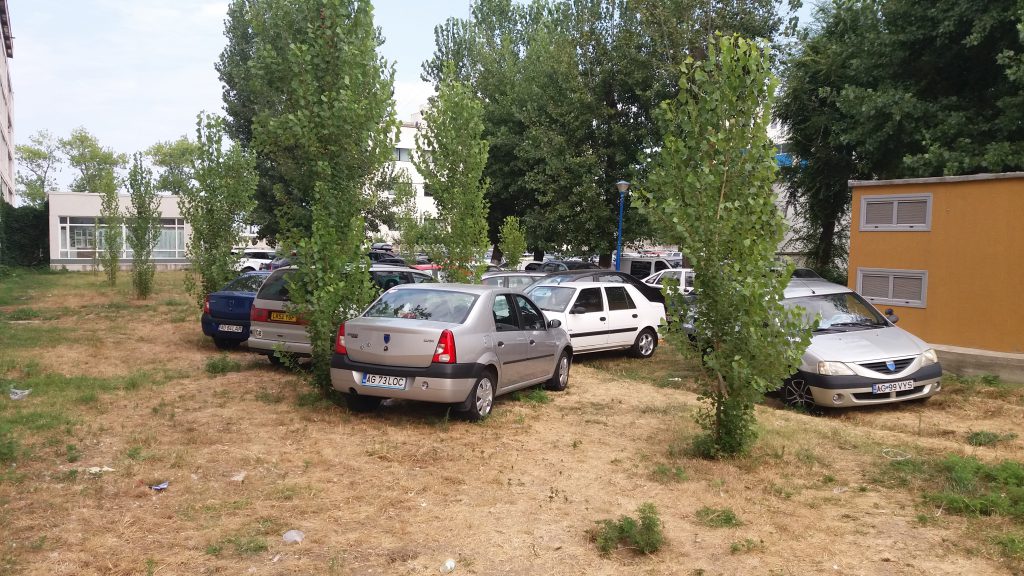FOTO: Stațiunea Mamaia, disputată de mașini și gunoaie