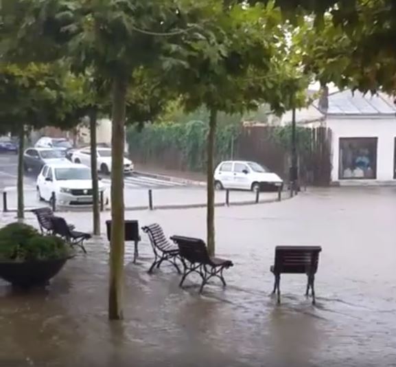 FOTO – CERNAVODĂ. O ploaie torențială a inundat străzile din oraș