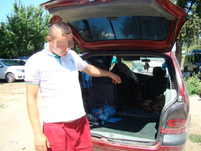 FOTO: Un tânăr a vrut să iasă din țară ascuns în portbagaj, la vama Ostrov