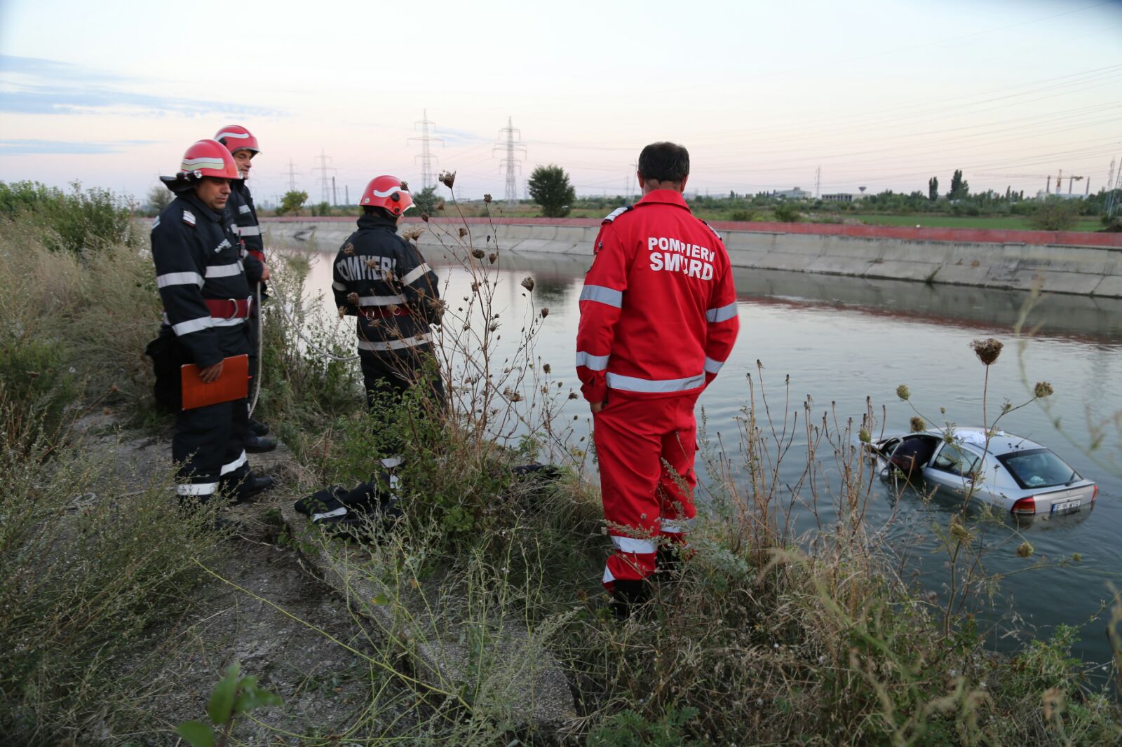 FOTO: Accident spectaculos! Un șofer a căzut cu mașina în Dâmbovița