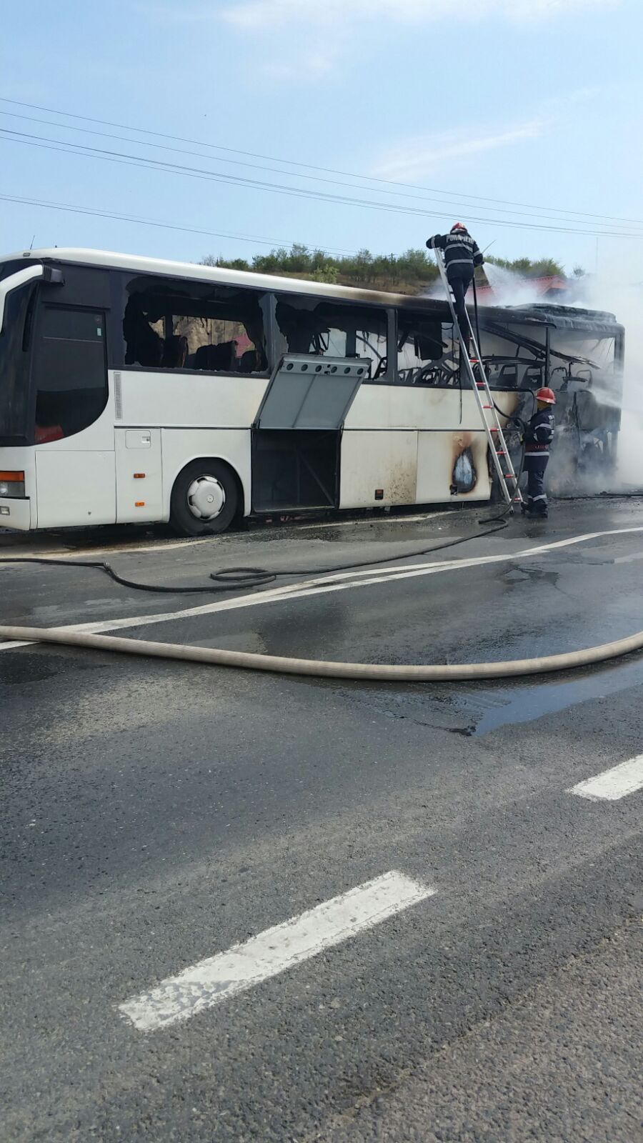 FOTO: Autocar în flăcări la Ștefan cel Mare