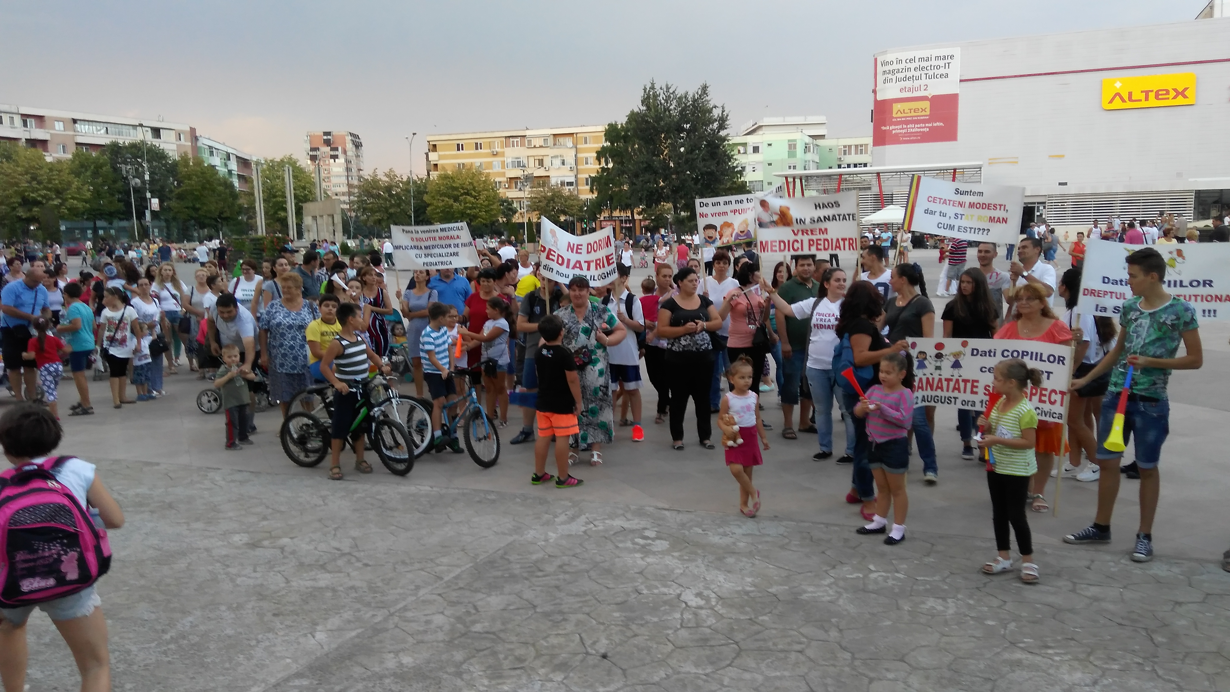 TULCEA/FOTO: La un an de la primul protest, părinții au ieșit din nou în stradă – ,,Uniţi pentru drepturile copiilor noştri”