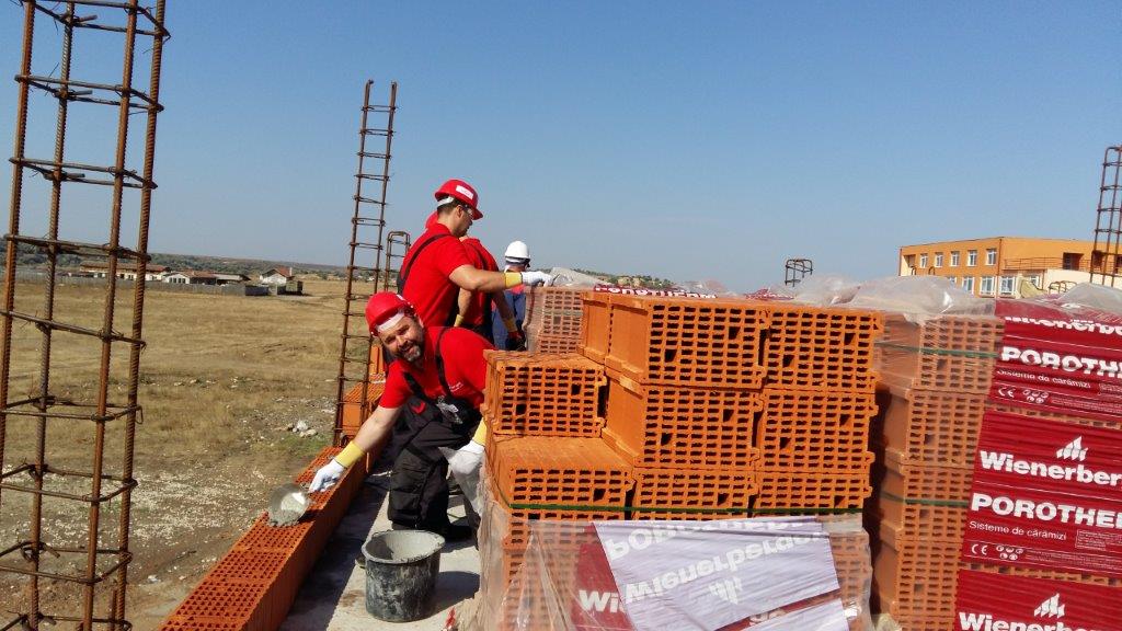CUMPĂNA: Voluntari din 13 țări vor construi case pentru familiile cu venituri mici