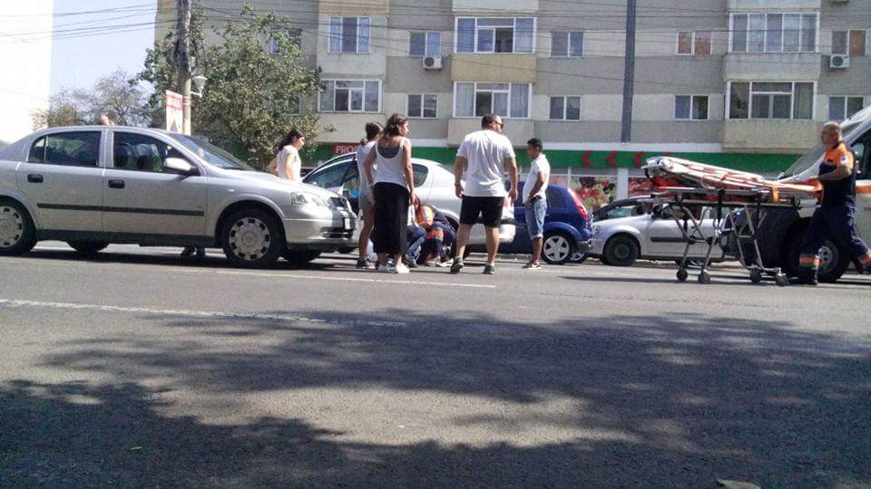 Trafic îngreunat pe stada Soveja din cauza unui accident rutier