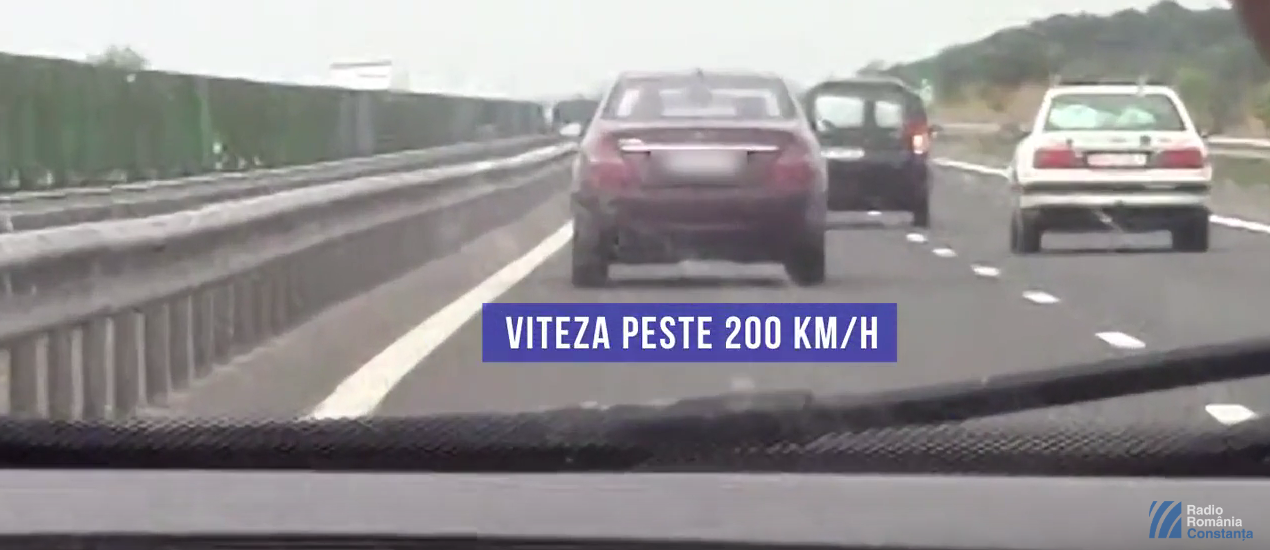 VIDEO: Mașina de poliție neinscripţionată face din nou ,,victime” pe A2