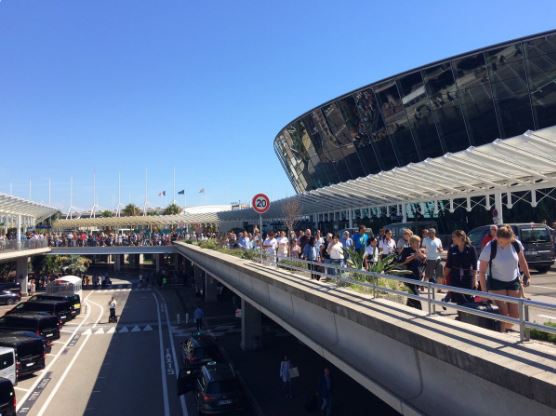 FRANȚA: Alertă teroristă pe aeroportul din Nisa. Pasagerii au fost evacuați