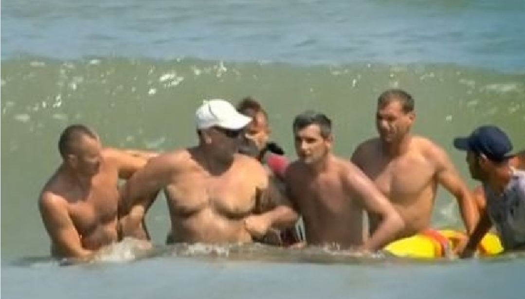 MANGALIA: Un bărbat a fost scos cu forța din valuri și amendat