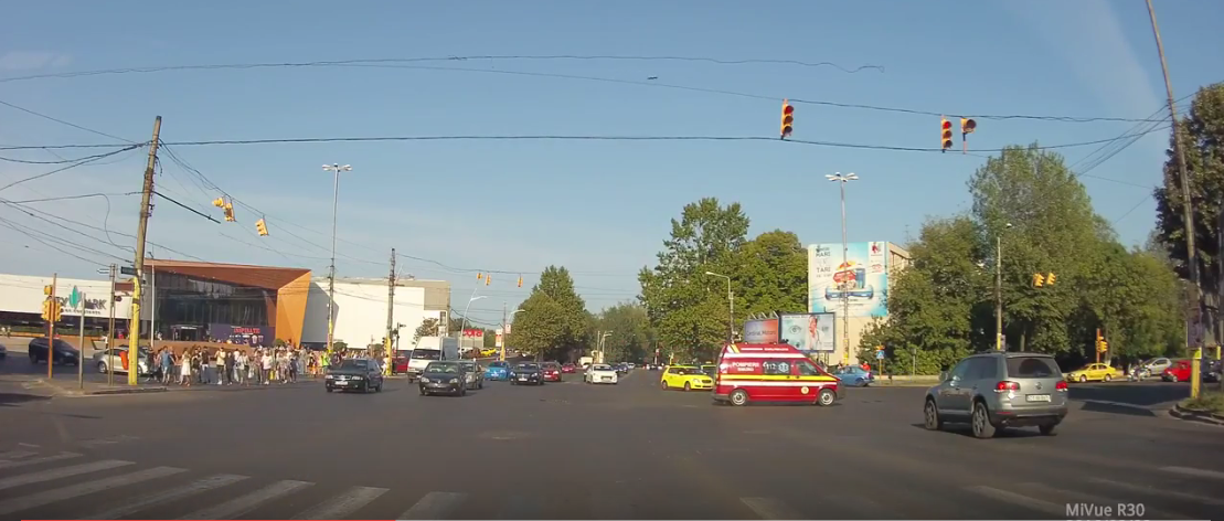 FOTO/VIDEO – Accident rutier în zona City Park Mall. Ambulanță lovită de o mașină