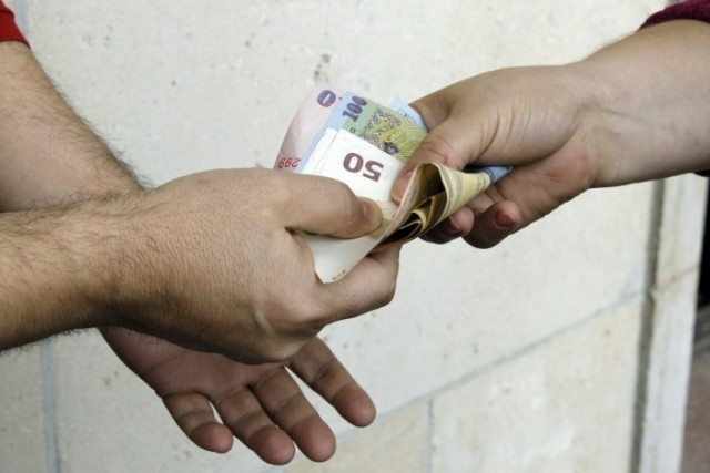 CONSTANȚA. FLAGRANT. Prins în timp ce primea bani pentru a interveni pe lângă funcționari M.A.I și M.A.E.