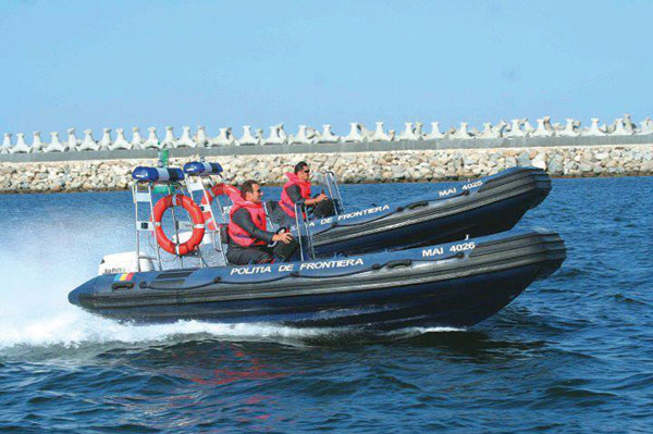 Un bărbat și un salvamar plecat în ajutorul acestuia, salvați de Garda de Coastă