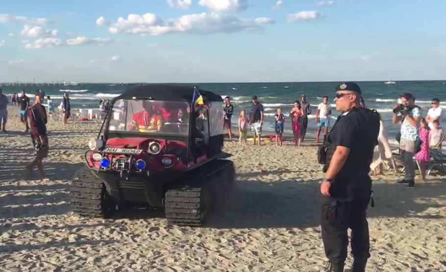 MANGALIA/VIDEO: Este arborat steagul ROȘU. NU intrați în mare. Un bărbat este căutat de scafandri