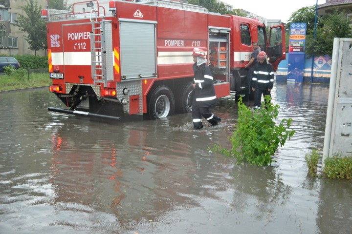 CĂLĂRAȘI. Pompierii au intervenit pentru evacuarea apei din gospodării