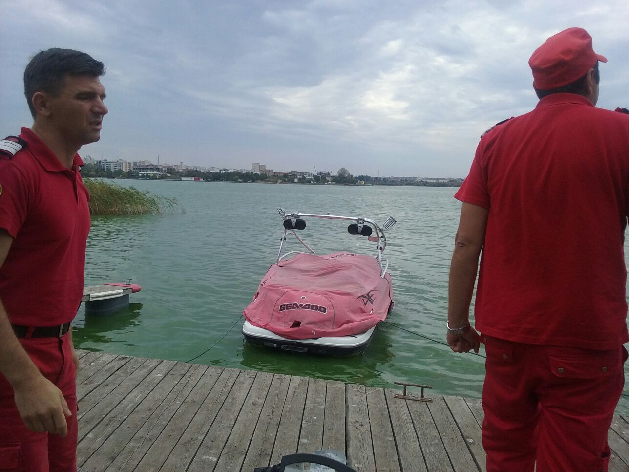 UPDATE – FOTO: Mai multe persoane s-au răsturnat cu barca pe lacul SIUTGHIOL
