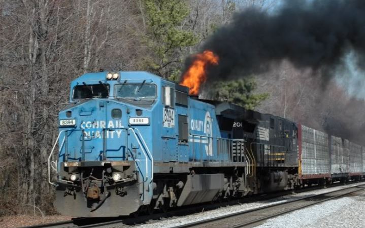 Locomotiva unui tren plin cu pasageri a luat foc