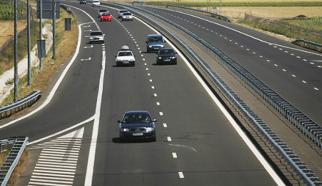 Se aplică marcaje pe Autostrada Soarelui