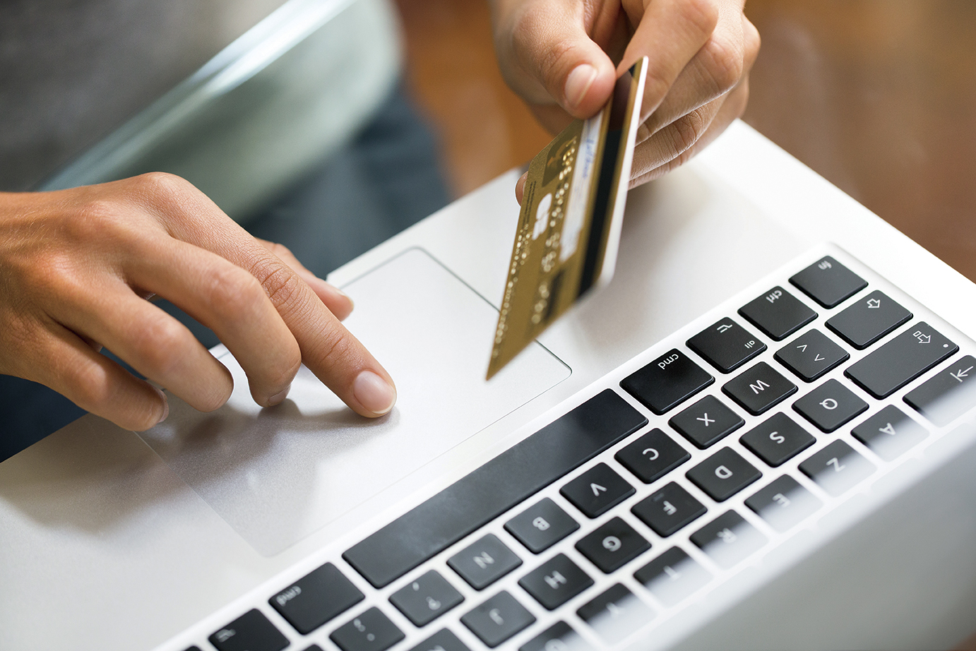 Gata cu timpul și nervii consumați la cozi. 50 de taxe şi impozite pot fi plătite pe internet