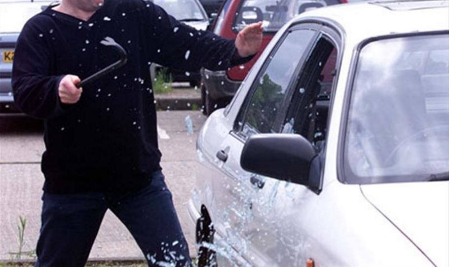 CONSTANȚA: Un minor a fost arestat preventiv după ce a spart geamul unei mașini