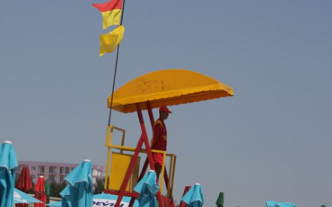 VÂNT și VALURI. Salvamarii din MAMAIA au arborat steagul GALBEN