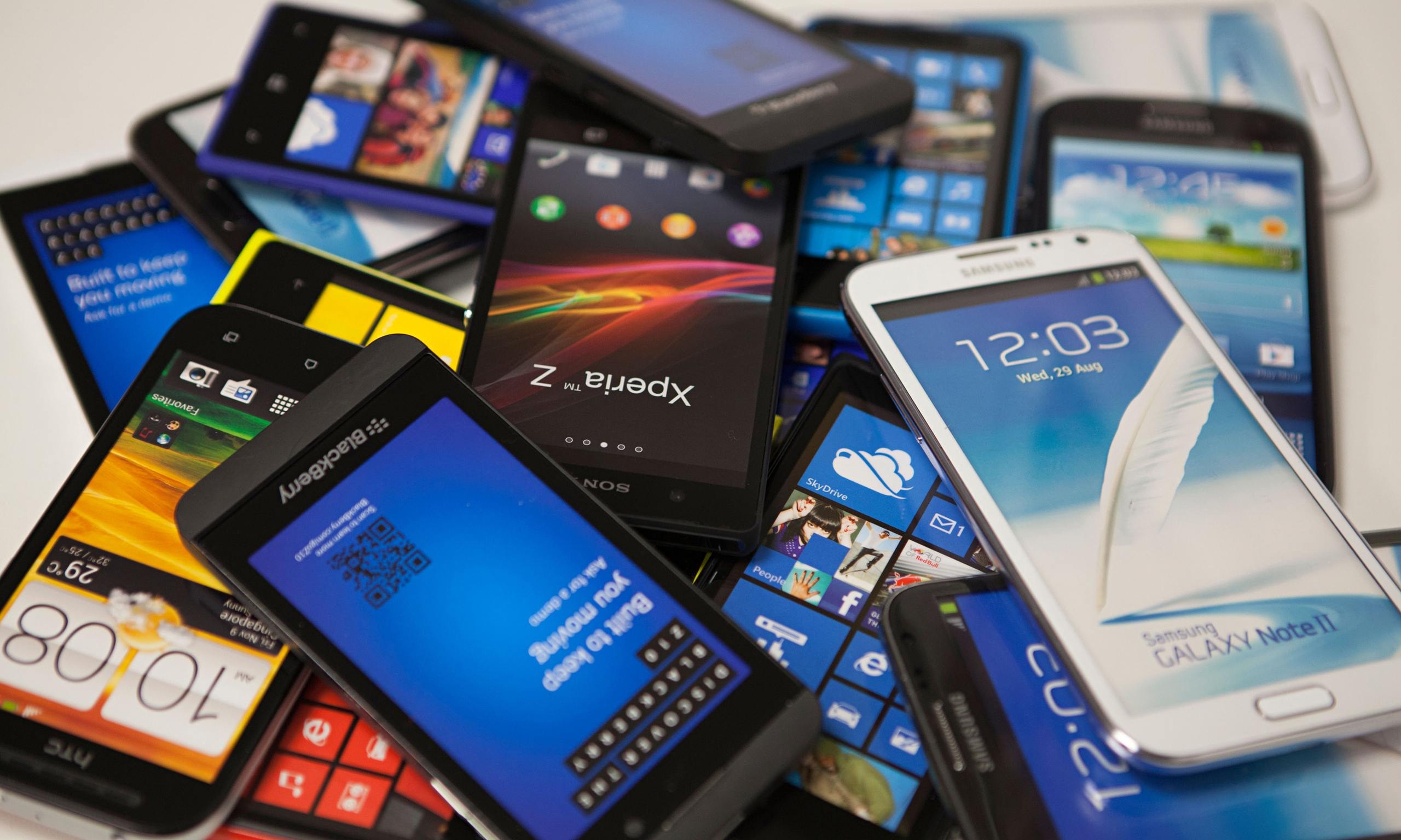 CONSTANȚA: Au furat un sac de telefoane mobile de la firma la care lucrau