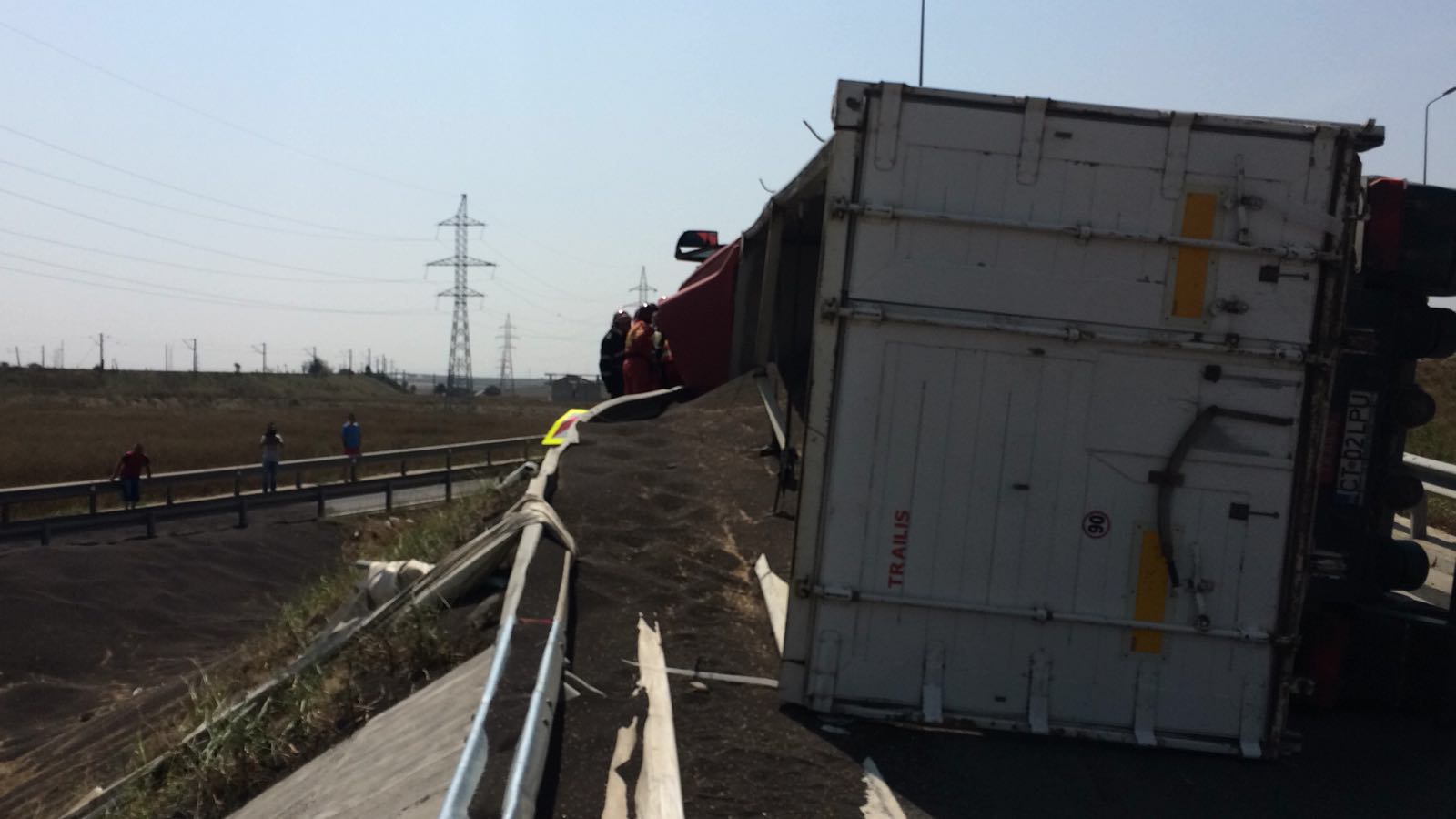 UPDATE/FOTO – VALU LUI TRAIAN. Un TIR s-a RĂSTURNAT