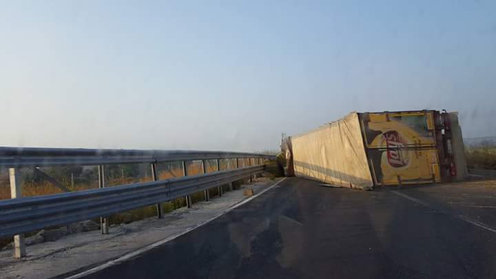 Chipsuri pe AUTOSTRADĂ! Camion răsturnat la intrarea pe A4