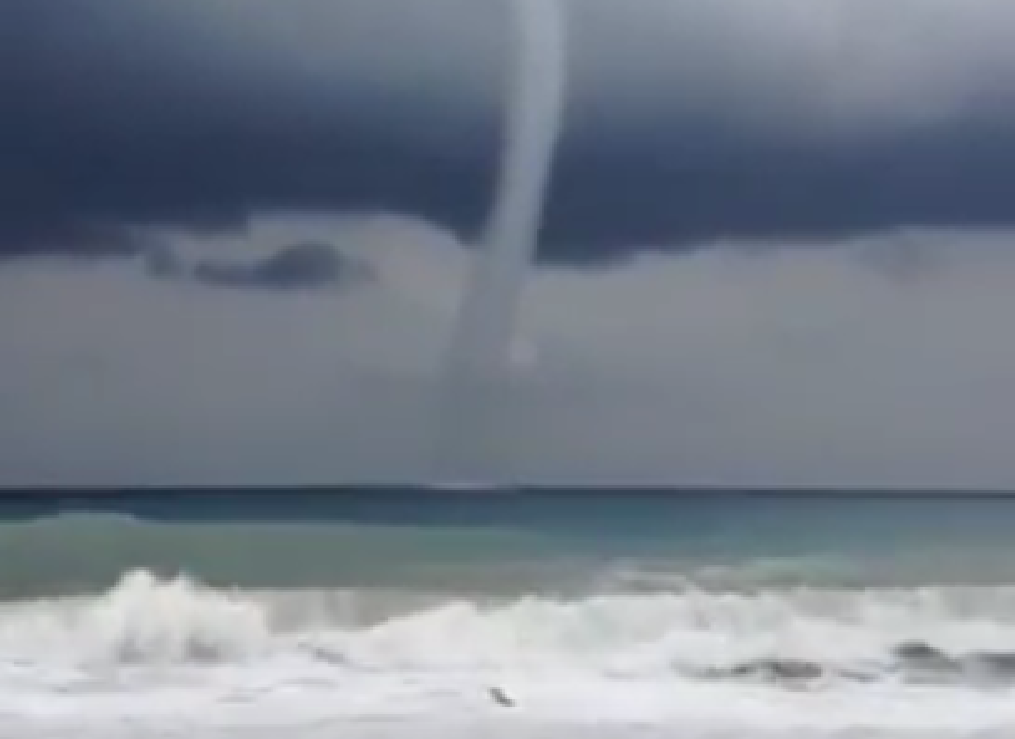 VIDEO: Imagini spectaculoase. Tornadă surprinsă pe Marea Neagră