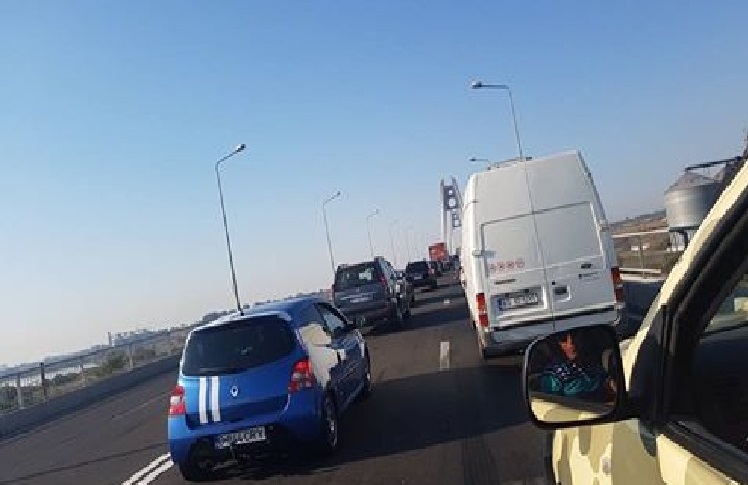 Traficul rutier se desfășoară îngreunat pe podul de la Agigea