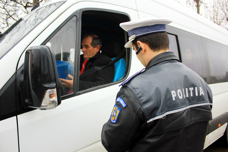 Unul a condus sub influența alcoolului. Celălalt, cu numere expirate. S-au ales cu dosare penale