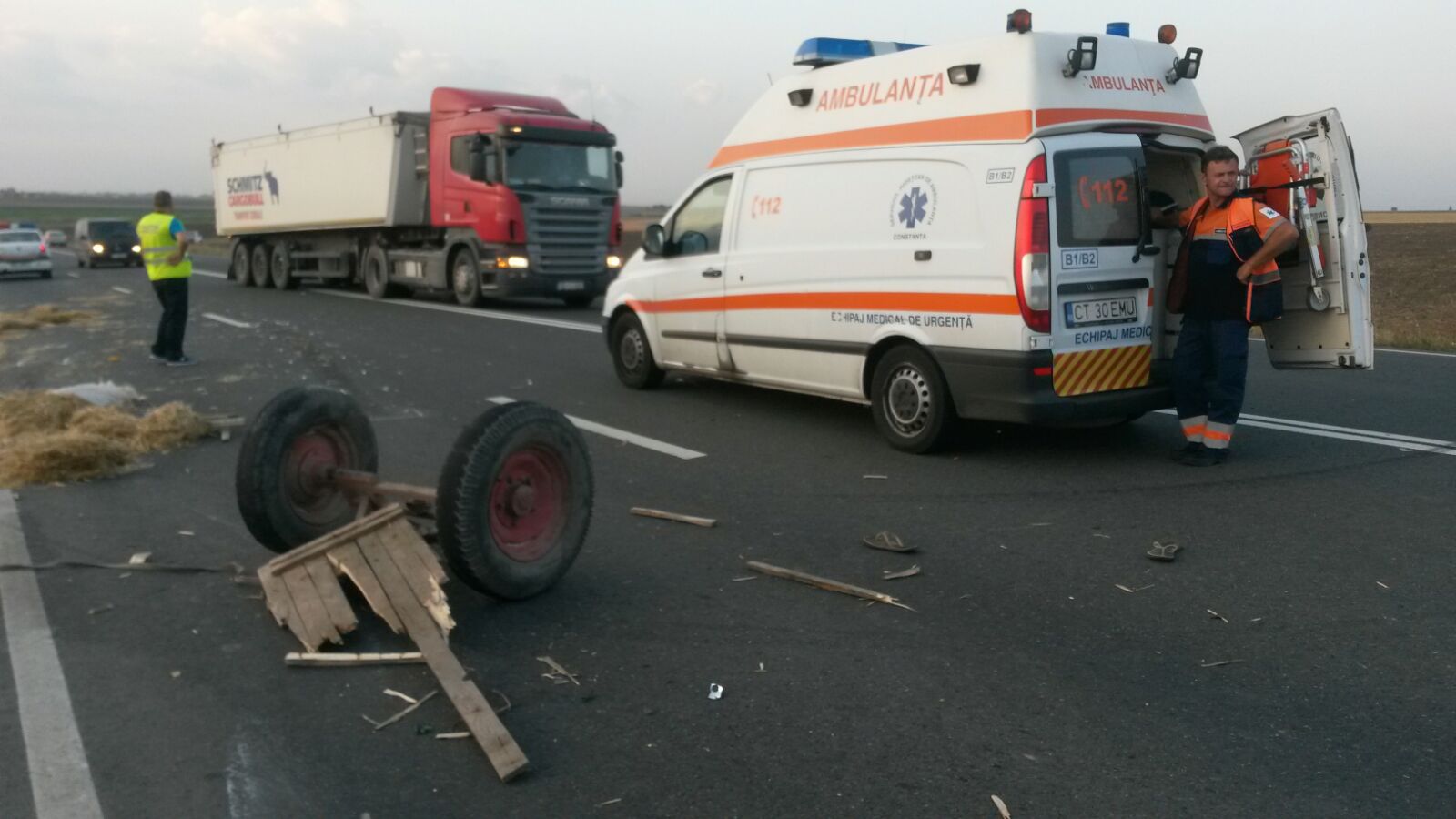 Foto – DN2A: Impact violent între o căruță și un autoturism, între OVIDIU și MIHAIL KOGĂLNICEANU
