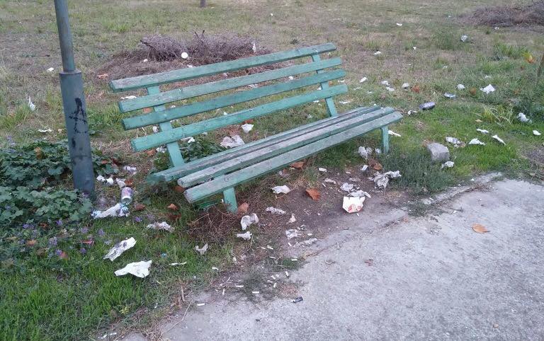 FOTO – CONSTANȚA: Parcul Campusului Universității Ovidiu plin de gunoaie