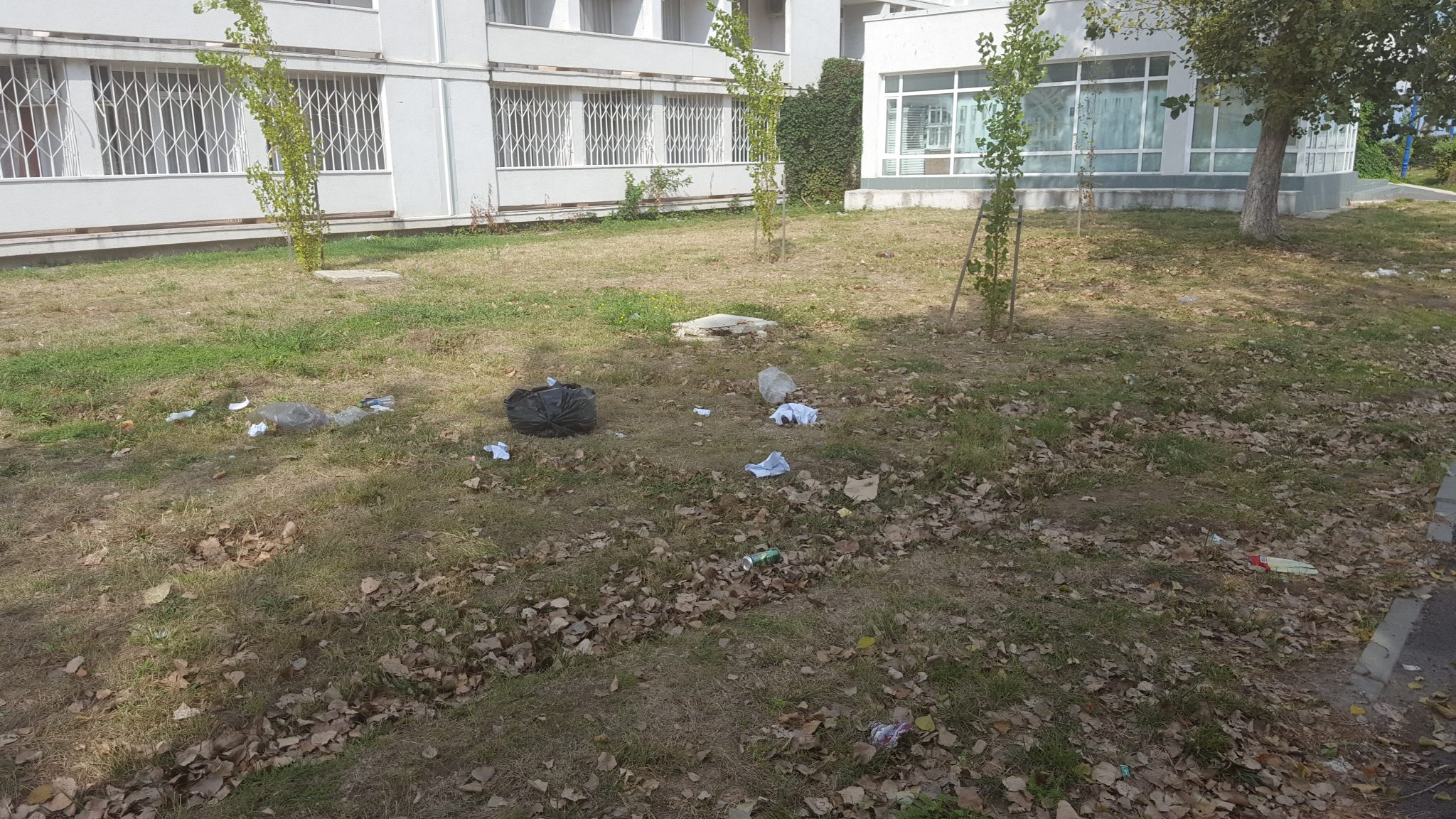 FOTO – MAMAIA: Turiștii au plecat… gunoiul a rămas