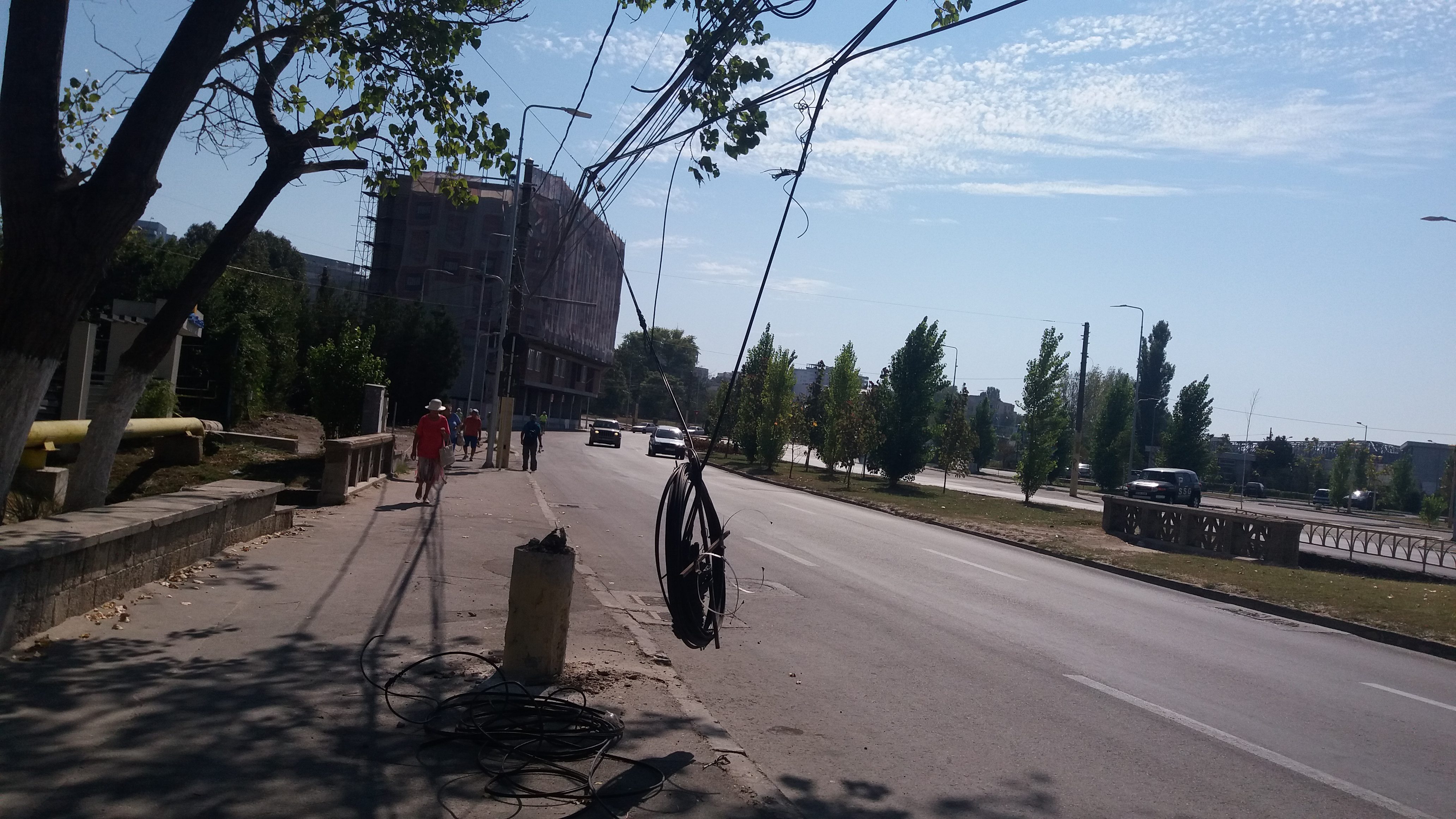AUDIO – FOTO. CONSTANȚA. Cablurile de pe stâlpii de iluminat, un PERICOL pentru pietoni