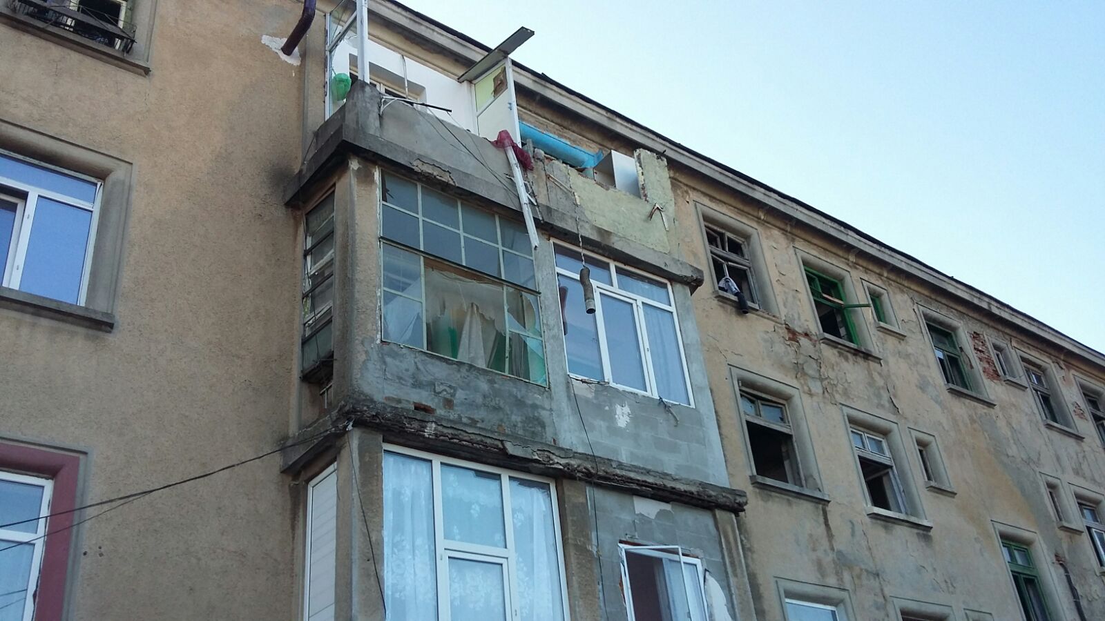 FotoVideo – MEDGIDIA: O butelie a explodat într-un bloc. Apartamente distruse