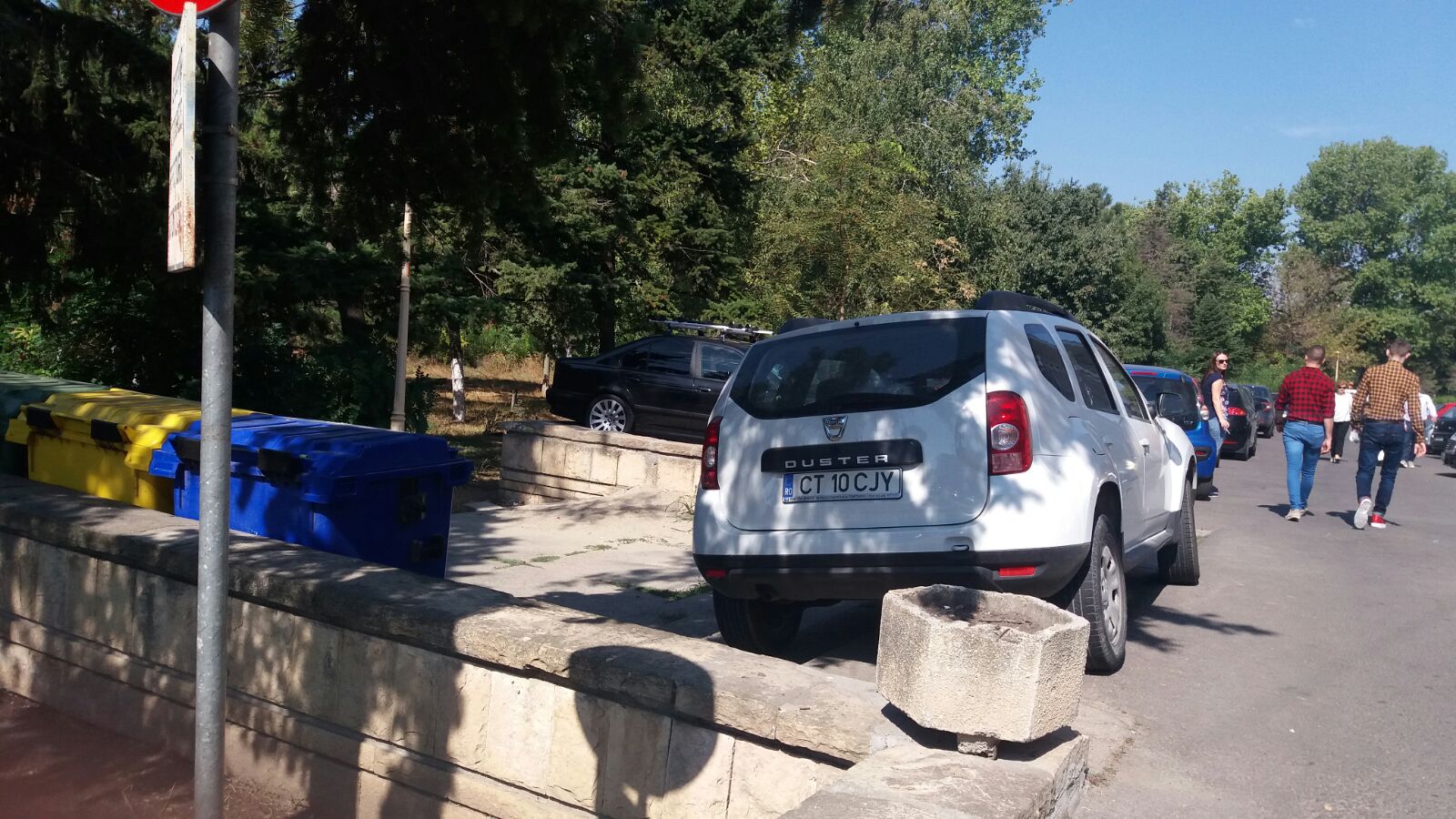 FOTO: Parcare ca la CONSTANȚA: „Mi-am înfipt mașina-n trotuar”!