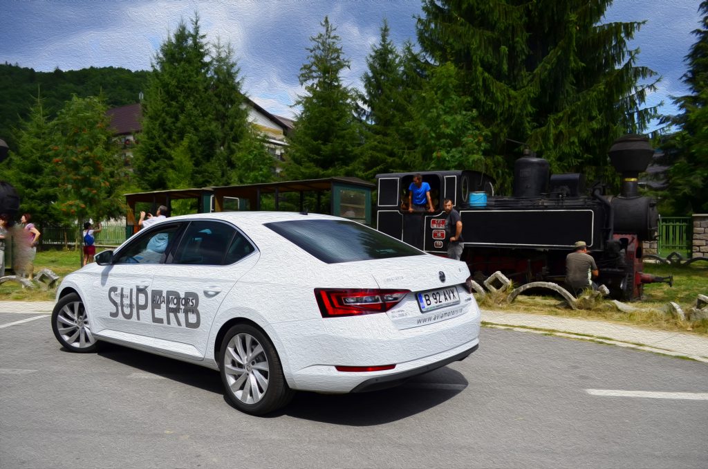Două mijloace de transport din două timpuri total diferite: Mocănița din Covasna si Noul Skoda Superb