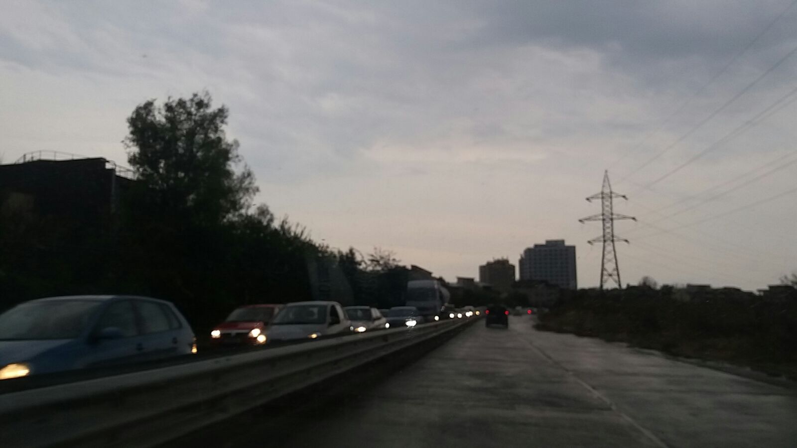 FOTO: Trafic infernal spre podul nou de la Agigea. La cel vechi, încă nu se lucrează