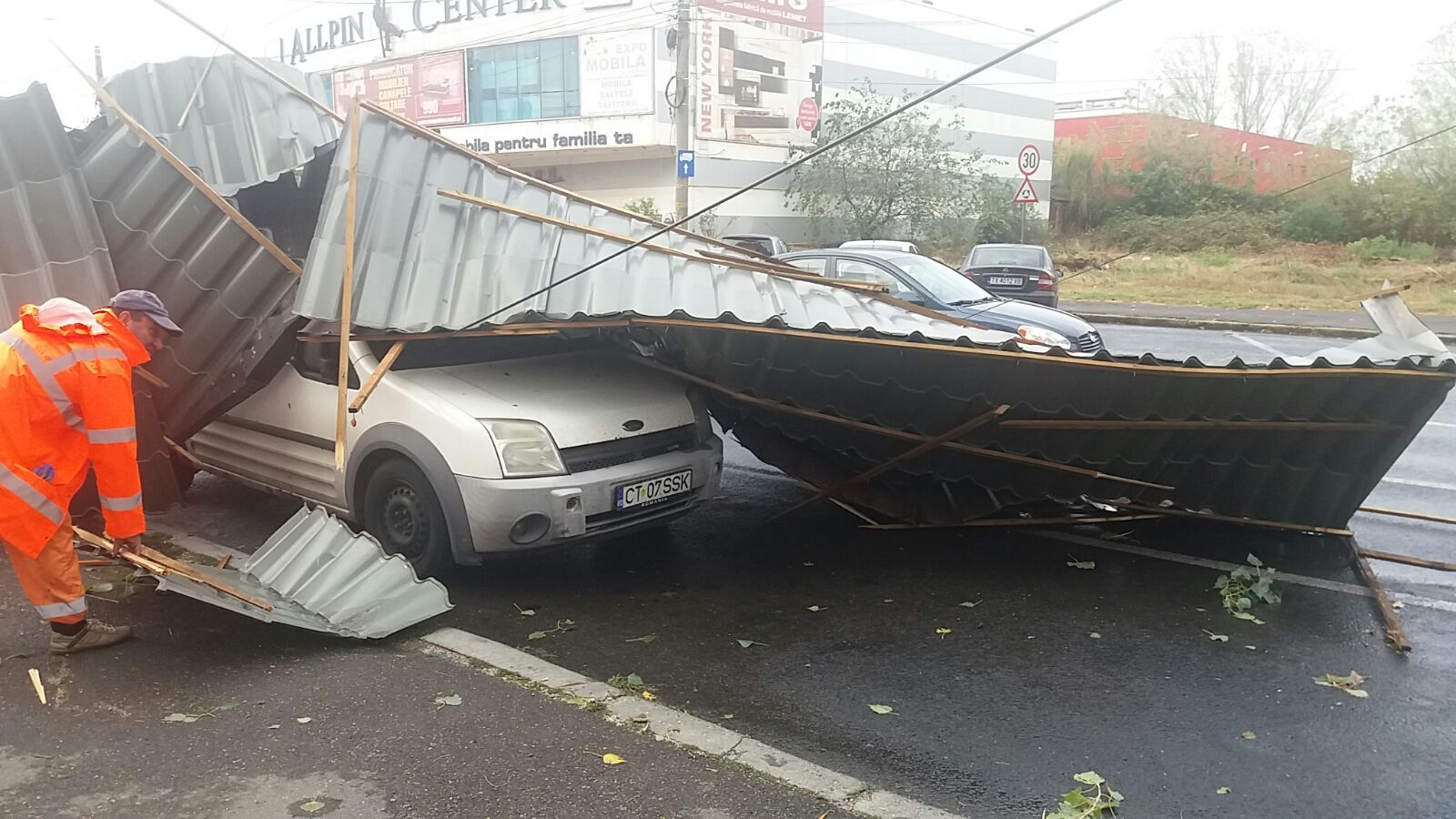 FOTO/CONSTANȚA: Acoperiș smuls de furtună în zona Billa