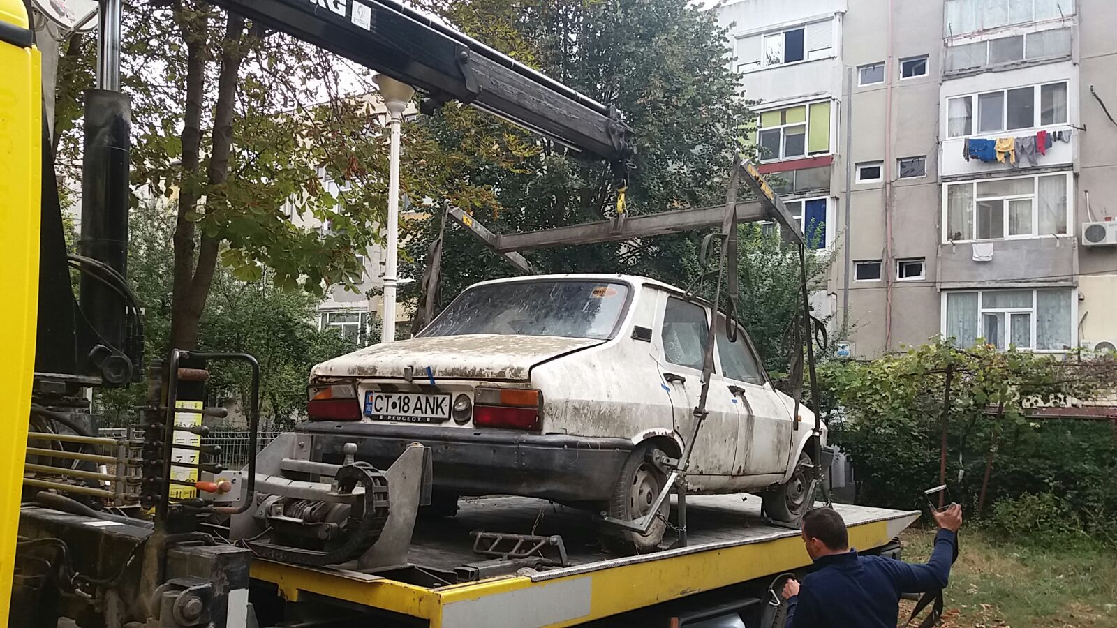 CONSTANȚA/FOTO: Mașinile abandonate sunt ridicate de pe domeniul public